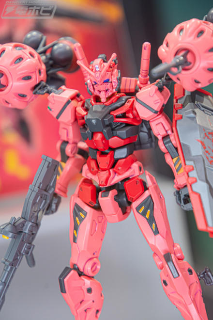 機動戦士Gundam GQuuuuuuX」より「軍警ザク」、「赤いガンダム