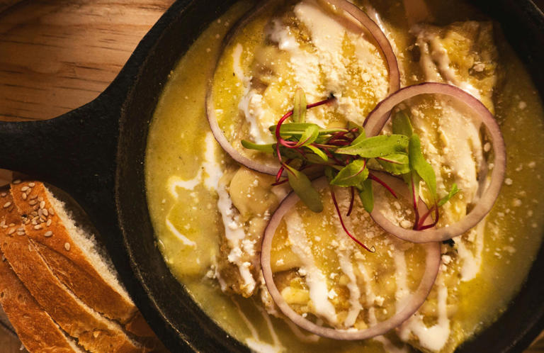 Este platillo puede rellenarse con queso, carne, pollo o incluso vegetales según la región. Foto: Pexels