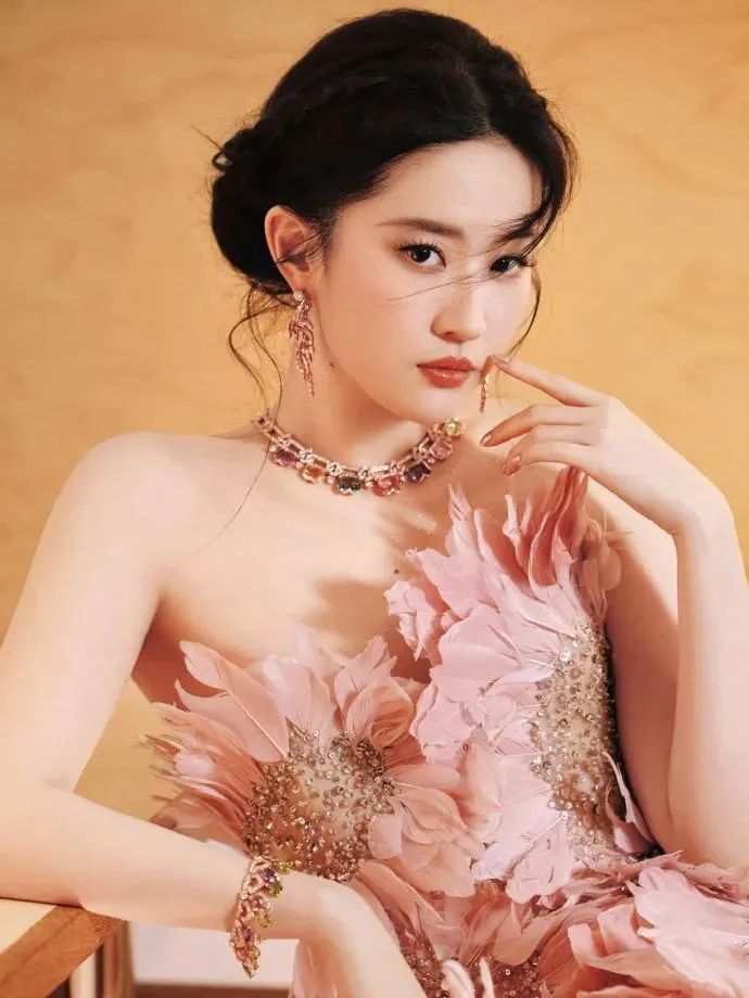 ������Ȧ����������ѳ�Ϊ��һ�������ݴʡ����ڽ��ڵ�Ӱ�Ӿ��У����Ѿ�����ת�������������������֪����ֻҪһ̤�Ϻ�̺�����ͻ����Ǹ������ɽ�㡱��  �����һ�ε�����ϣ��������ѹ��̤�Ϻ�̺����һ�̣�ʱ��·����̣��ֳ�˲�䱻��������û�� ������