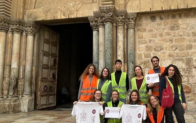 Αρχαιολόγοι από το πανεπιστήμιο Sapienza της Ρώμης, στις ανασκαφές στην Εκκλησία του Πανάγιου Τάφου (Φωτογραφία: Αρχείο του πανεπιστημίου Sapienza της Ρώμης).