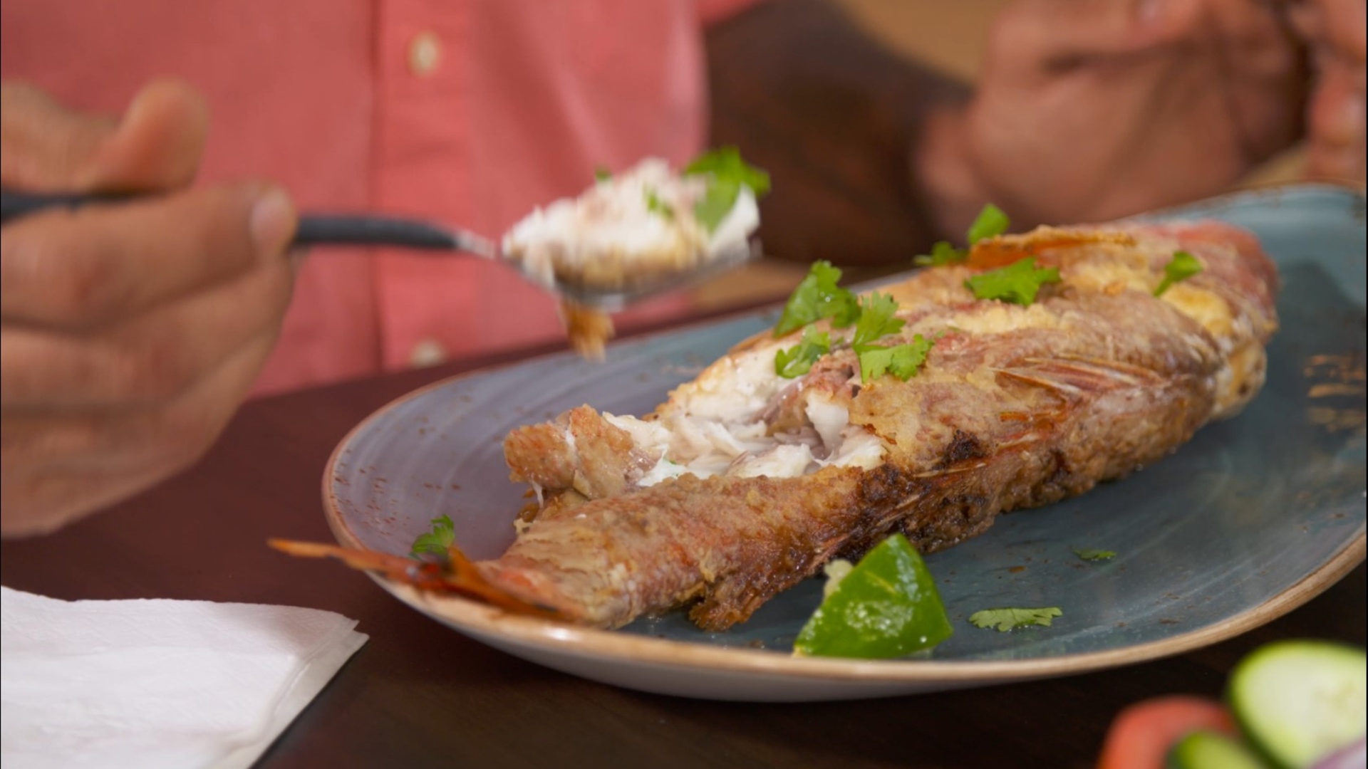 Knusprig gebratener Red Snapper mit Tostones und Limettenmarinade