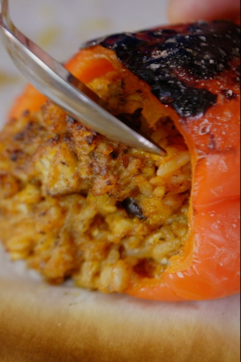 Die perfekte gefüllte Paprika, mit knusprigen Stückchen und allem Drum ...