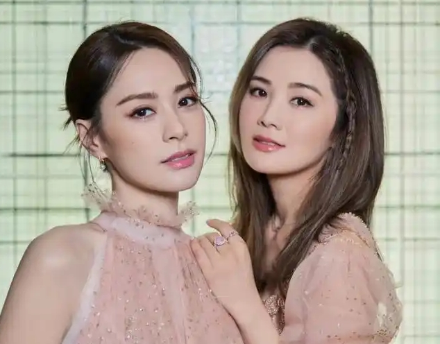 钟欣潼晒照颜值回巅峰！皮肤白皙与狗狗合影，瘦了超美