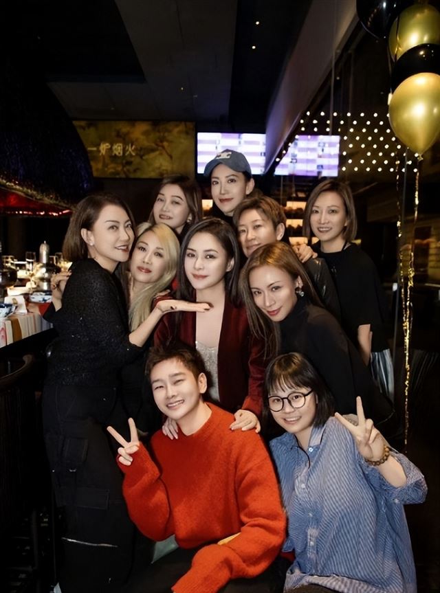 钟欣潼晒照颜值回巅峰！皮肤白皙与狗狗合影，瘦了超美