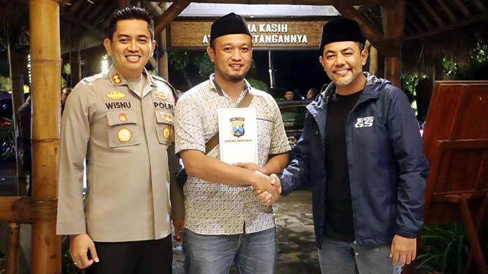 AKSI HEROIK - Aipda Andik Muhyeni (Tengah) diapit Kapolres Probolinggo AKBP Wisnu Wardana dan Bupati Probolinggo Gus Haris, seusai menerima penghargaan, Sabtu (22/3/2025). Aksi heroiknya membuat 2 begal bersenjata tajam celurit tersungkur atau keok mendapat apresiasi. (SURYA.CO.ID/Ahsan Faradisi)