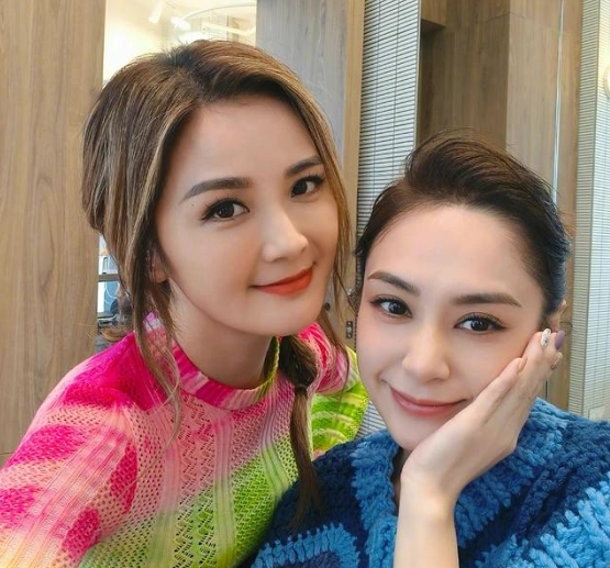 钟欣潼晒照颜值回巅峰！皮肤白皙与狗狗合影，瘦了超美