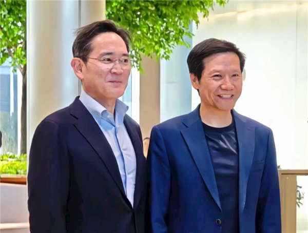 三星李在镕造访小米与雷军合影！雷军曾亲自给三星高管赔罪 饭局上喝光5瓶红酒