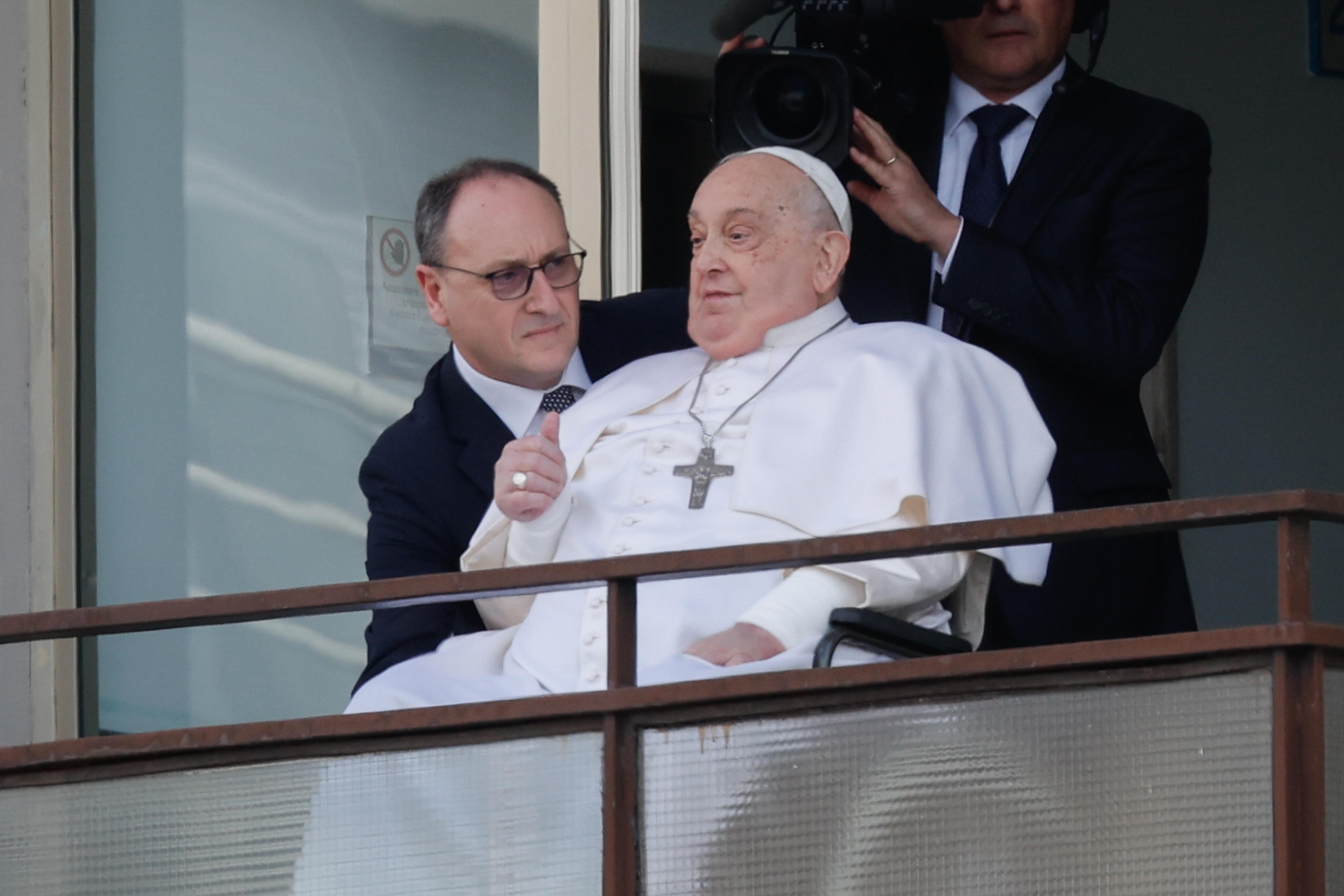 El papa reaparece tras 38 días y saluda desde el hospital antes de regresar al Vaticano