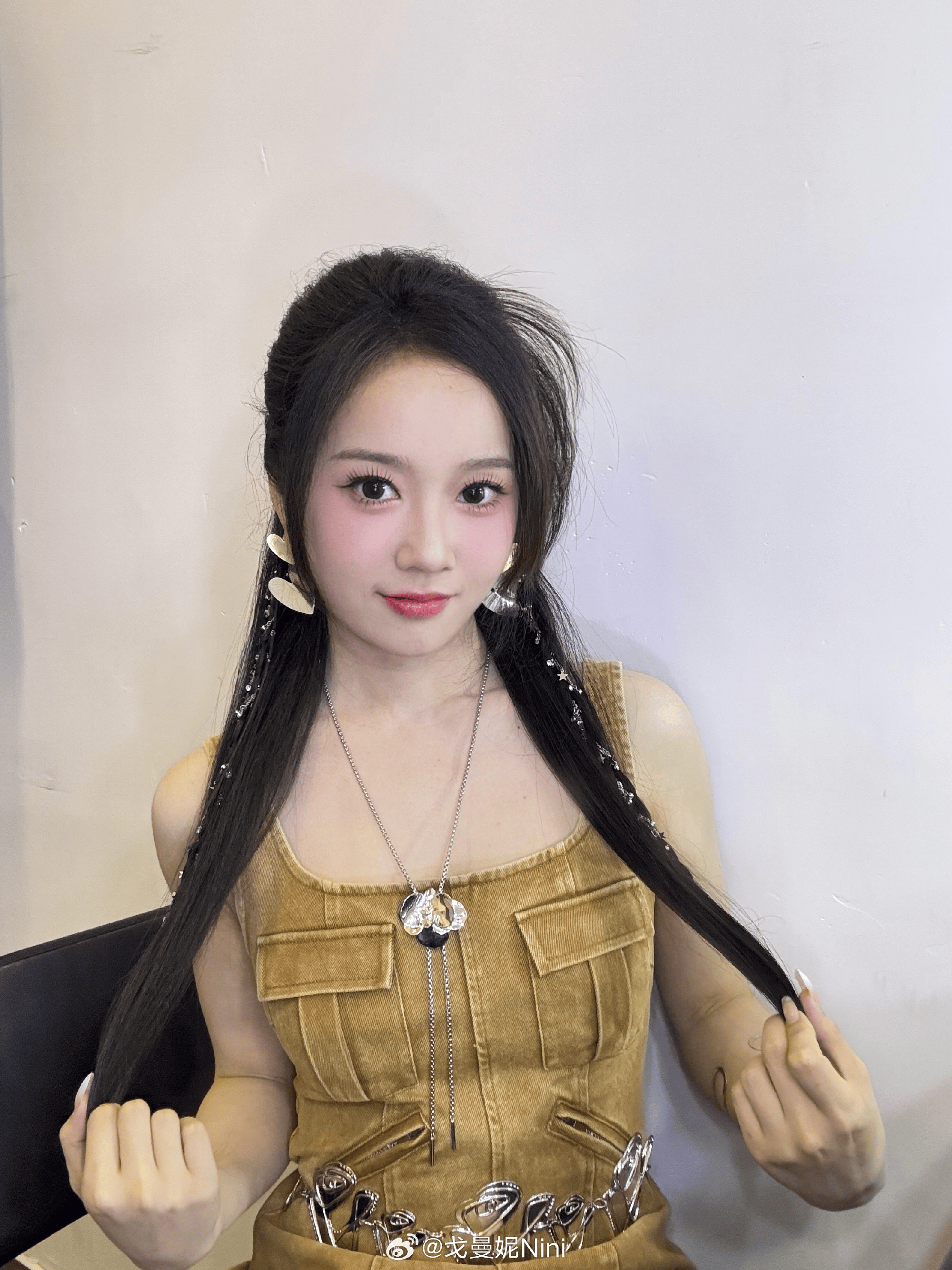 主持戈曼妮晒照：下班妮报道！打光老师给我打的面部贼平整