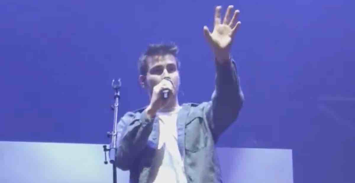 Star Academy : Julien Lieb prend la défense d'Ebony en plein concert (VIDÉO)