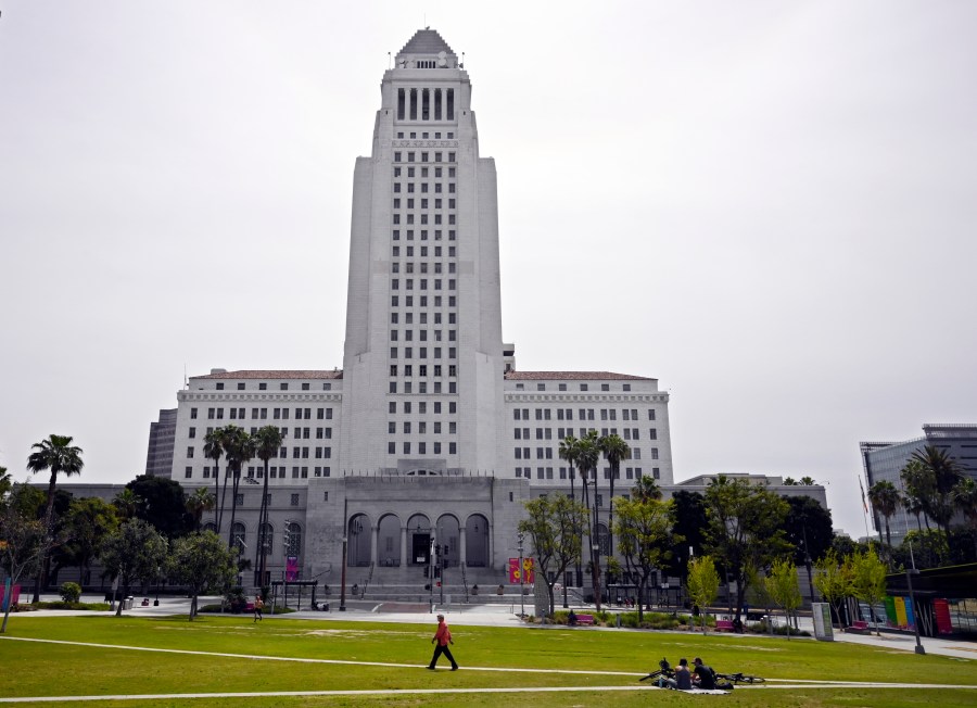 Man arrested after break-in, felony vandalism at Los Angeles City Hall<br>