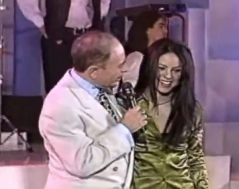 Shakira lucía su icónica cabellera negra y larga de ese entonces | Foto: X @raulgtzoficial