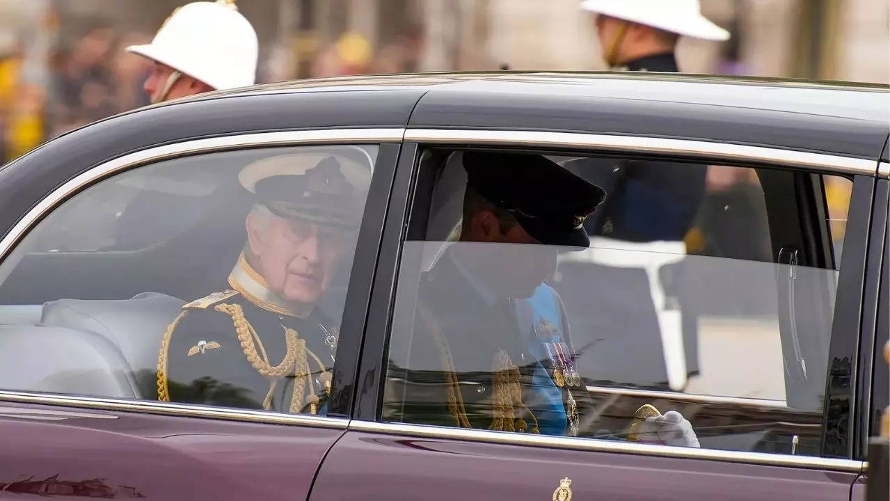 Why British Royals mostly avoid wearing seat belts Security expert