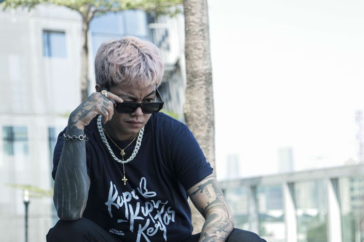 Reza Oktovian atau Reza Arap saat sesi pemotretan di sela promosi film Kupu-kupu Kertas ke kantor redaksi Kompas.com, di Menara Kompas, Palmerah, Selasa (13/8/2024). Reza memerankan tokoh Busok dalam film karya sutradara Emil Heradi ini.