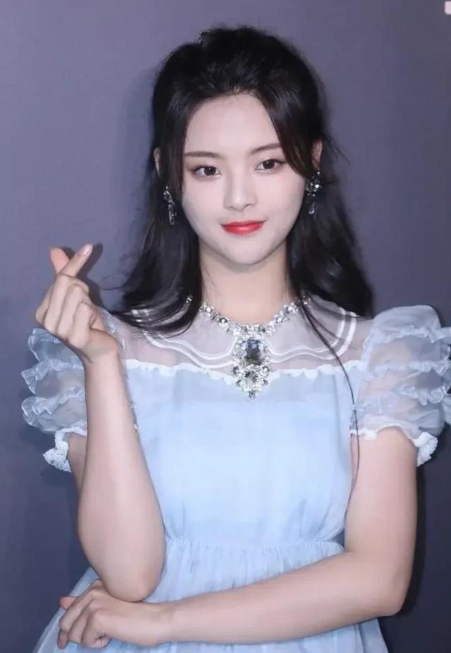 杨超越：从选秀少女到全能艺人，跨界挑战与梦想坚守并行！