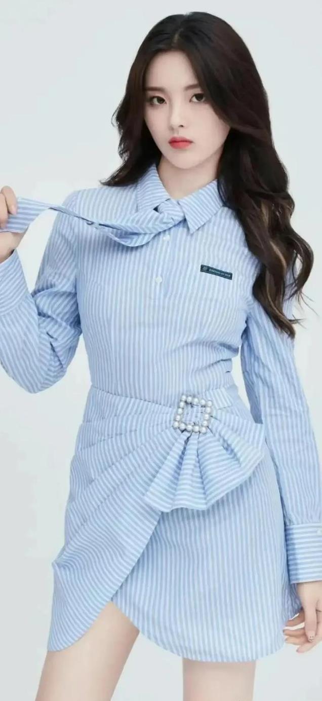 杨超越：从选秀少女到全能艺人，跨界挑战与梦想坚守并行！