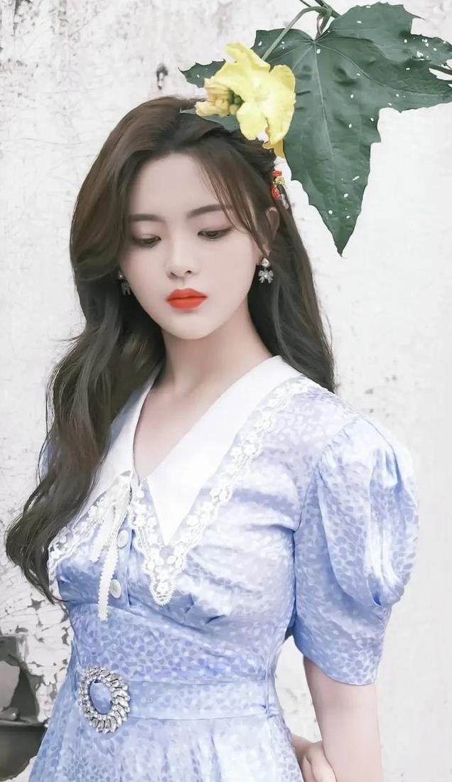 杨超越：从选秀少女到全能艺人，跨界挑战与梦想坚守并行！