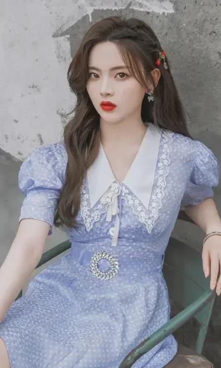 杨超越：从选秀少女到全能艺人，跨界挑战与梦想坚守并行！