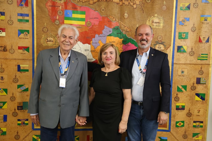 Jouberto Uchôa (à esquerda), reitor da Unit, Amélia Uchôa, membro do Conselho de Administração do Grupo Tiradentes, e Jouberto Uchôa Júnior, vice-reitor da Unit. Foto: Divulgação/Grupo Tiradentes