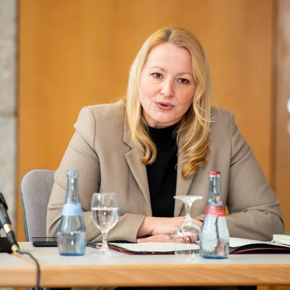 „Wir setzen klare Regeln“: Bildungsministerium untersagt Handys an ...