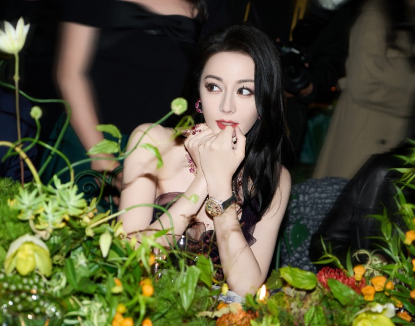 迪丽热巴最新造型惊艳众人，公主气质扑面而来！