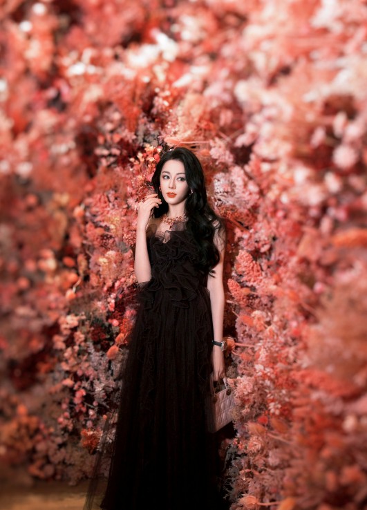 迪丽热巴最新造型惊艳众人，公主气质扑面而来！