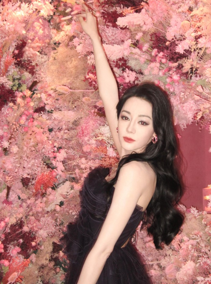 迪丽热巴最新造型惊艳众人，公主气质扑面而来！