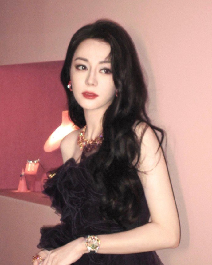 迪丽热巴最新造型惊艳众人，公主气质扑面而来！