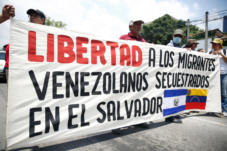 Juez de EE. UU. bloquea deportaciones de venezolanos impulsadas por Trump