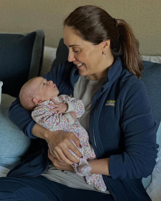 Natalia Esperón junto a la pequeña Lucía.