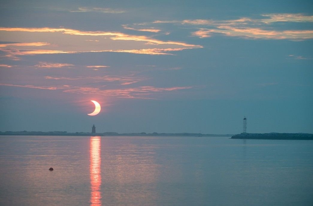 A fotografia mostra o visual de um eclipse solar parcial, em Delaware, nos Estados Unidos. (Fonte: NASA / Aubrey Gemignani)