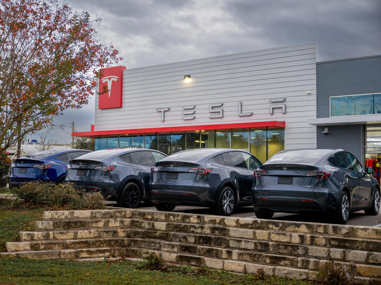 Bomb squad finds 'incendiary' devices at a Tesla dealership, police say(01)