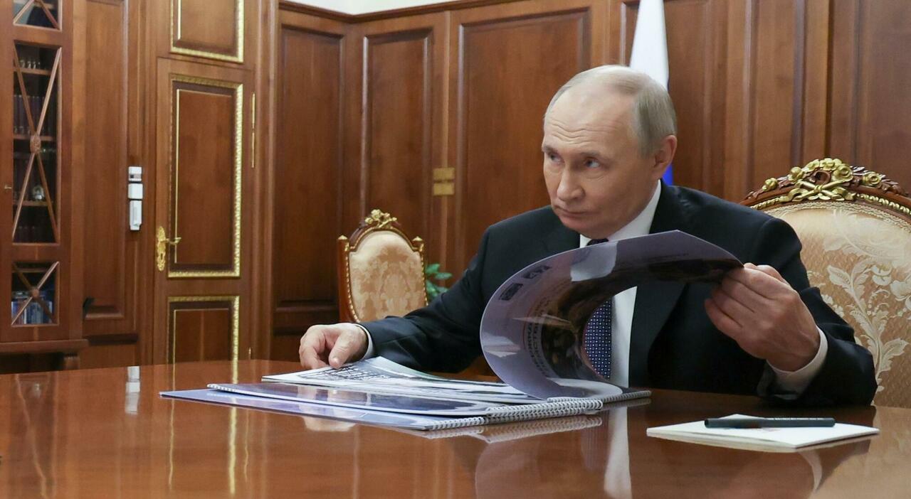 Putin firma un decreto per reclutare 150mila nuovi soldati (tra i 18 e i 30 anni): ecco la leva di primavera