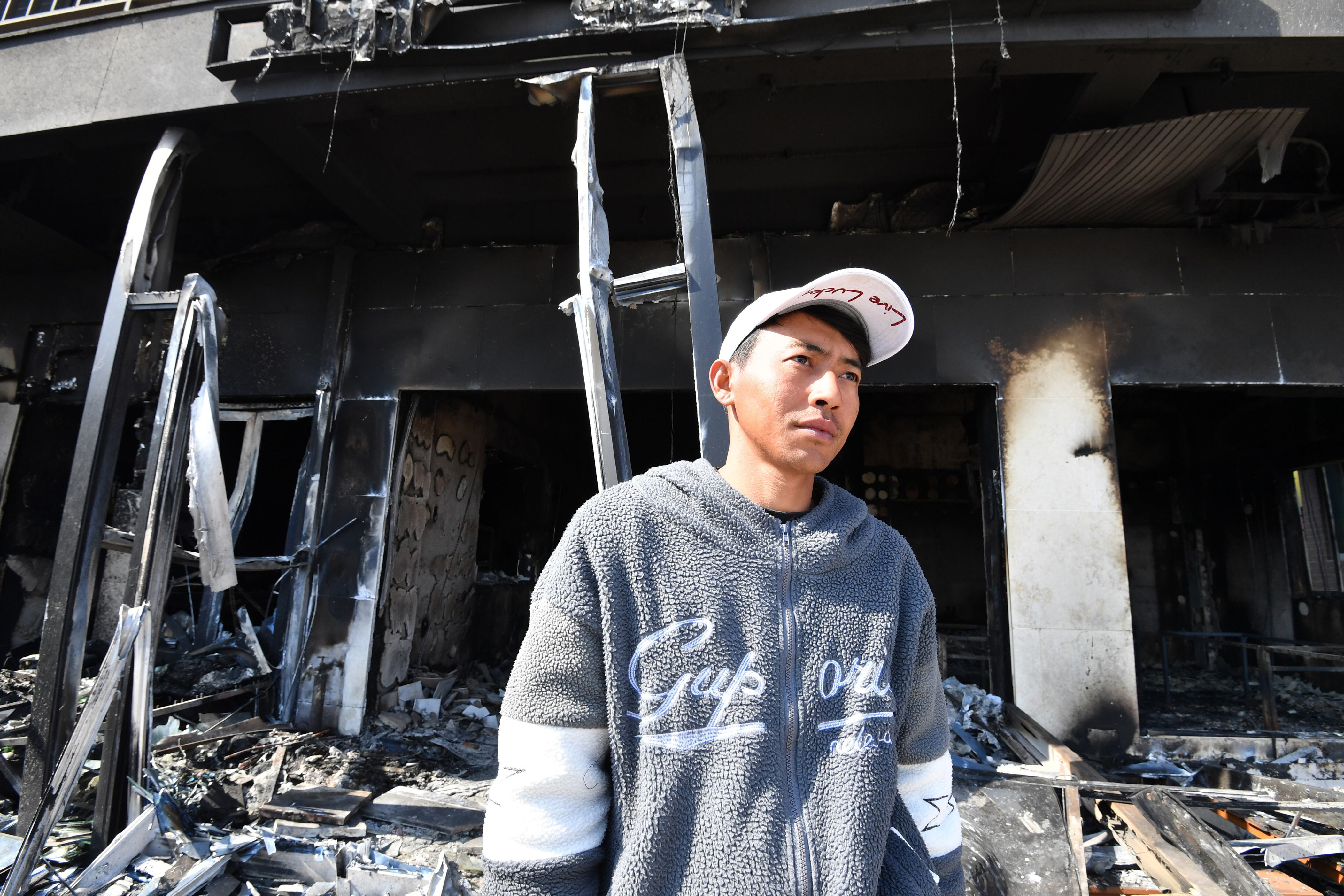 인도네이시아 국적의 선원 수기안토씨가 화마가 지나간 주택 앞에서 당시 급박했던 순간을 떠올리고 있다./뉴스1