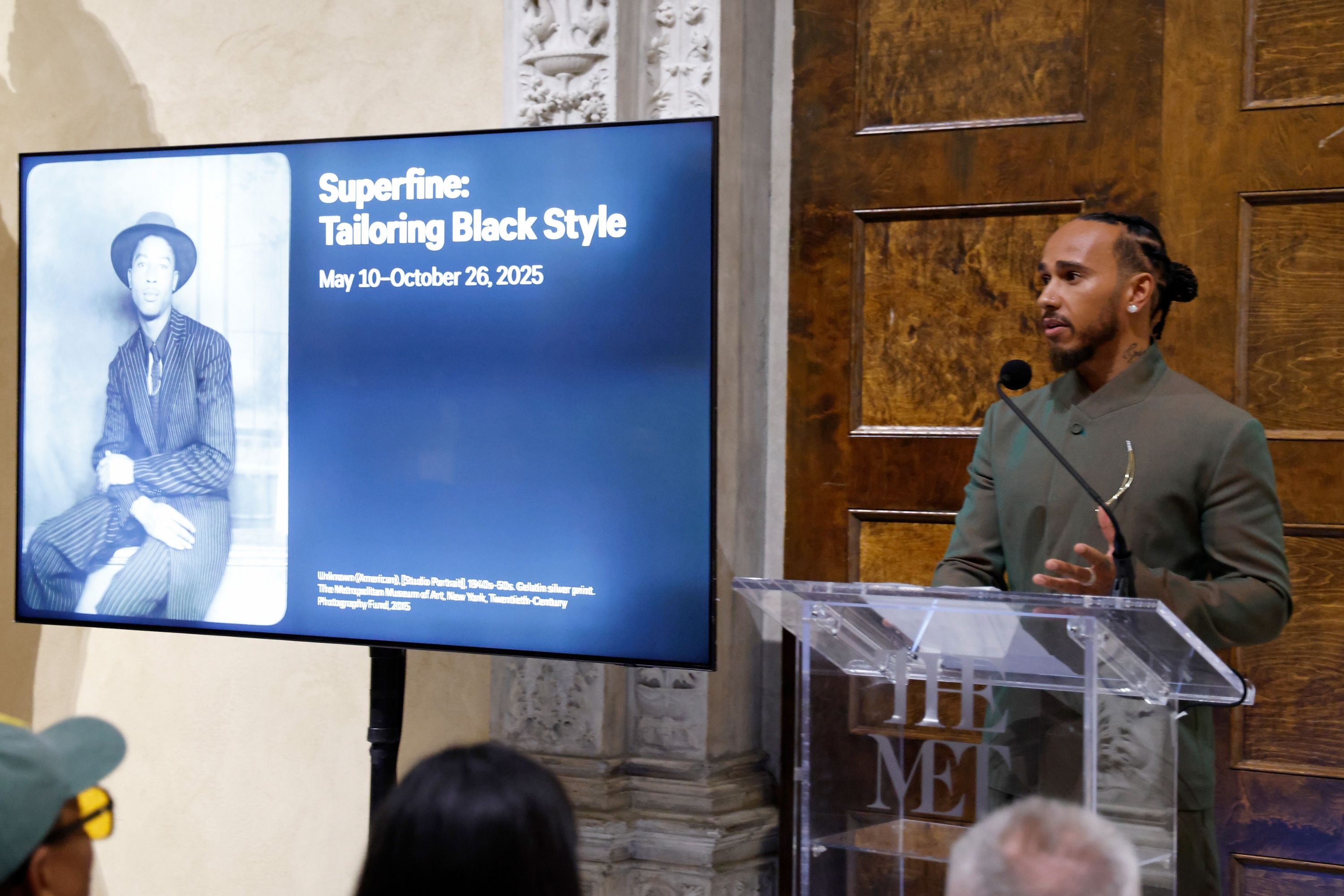 Lewis Hamilton en la rueda de prensa en la que se anuncia la exposición «Superfine: Tailoring Black Style». Taylor Hill/WireImage / Getty Images
