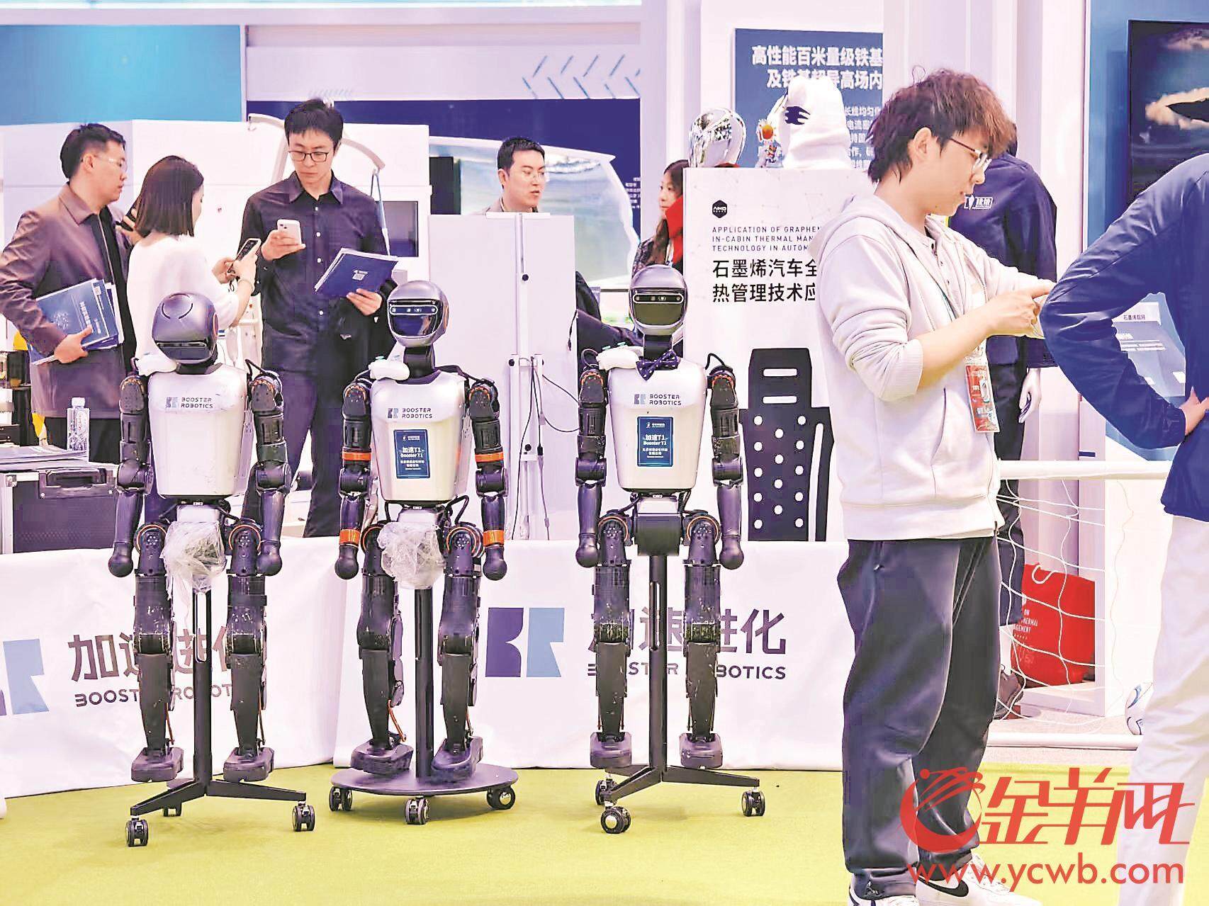 近百台机器人集群亮相中关村论坛 “机器人群舞”背后有何黑科技