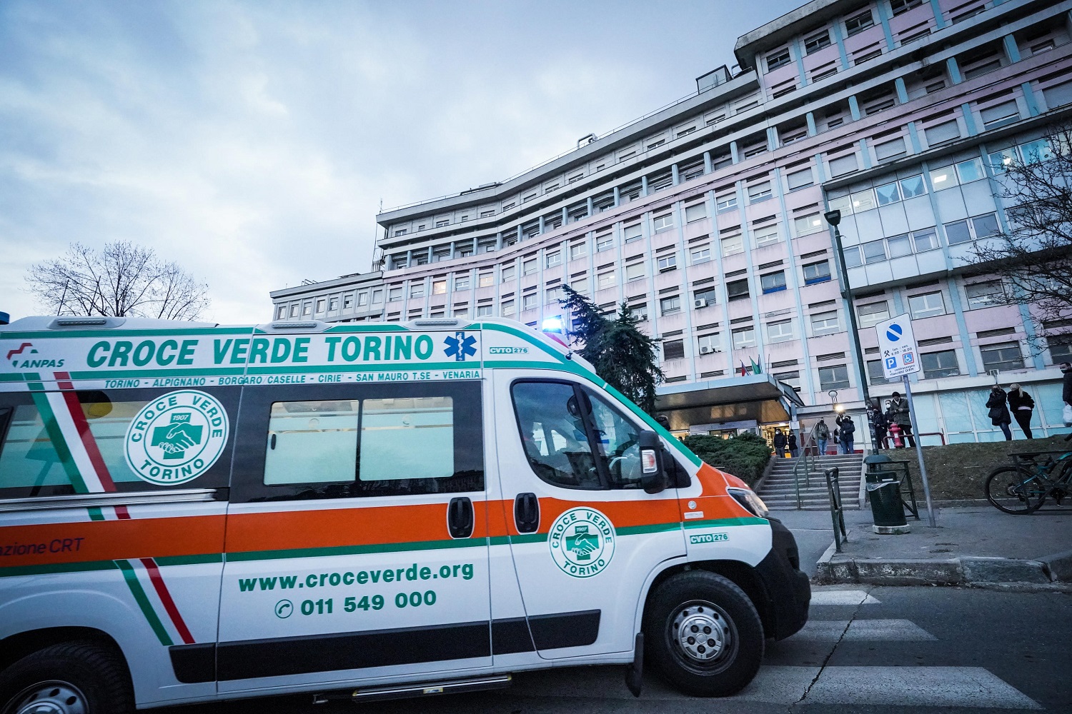 Auto contro un bus pieno di studenti, un morto e venti feriti nel Torinese