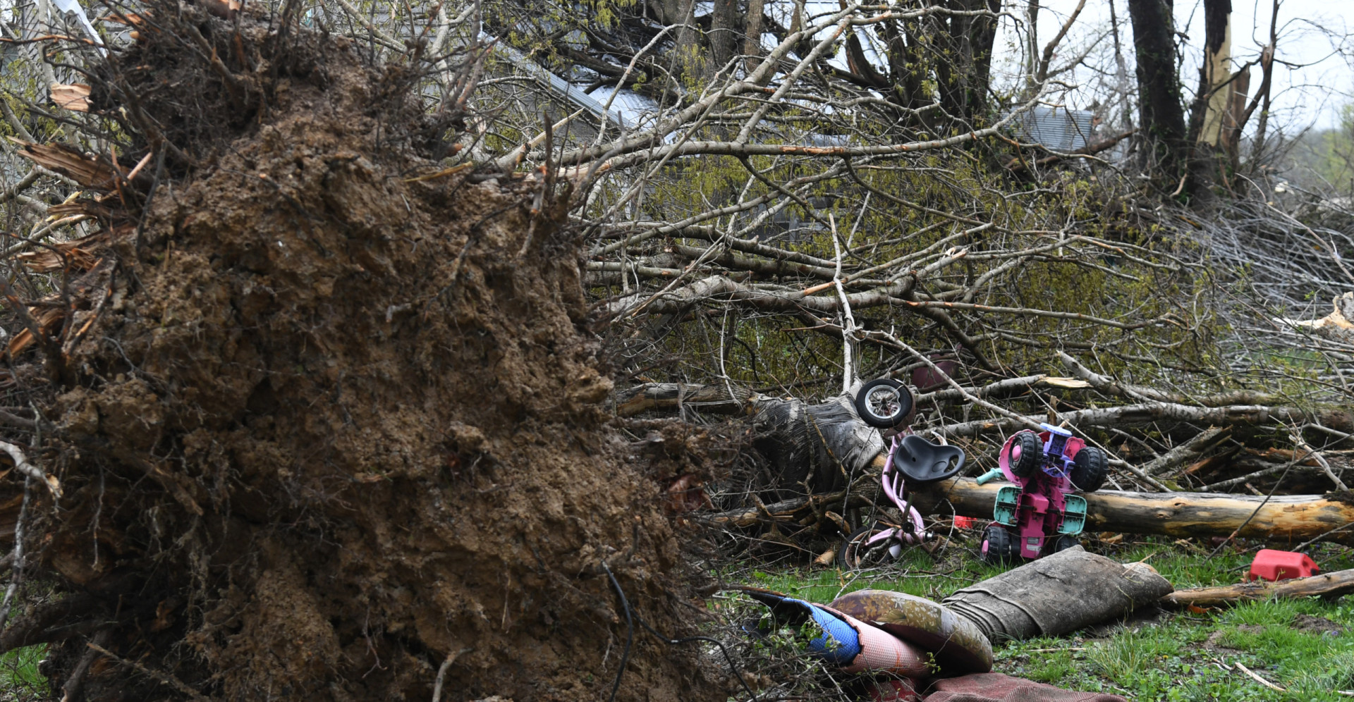 Deadly Midwest storm kills five, leaves thousands without power(01)