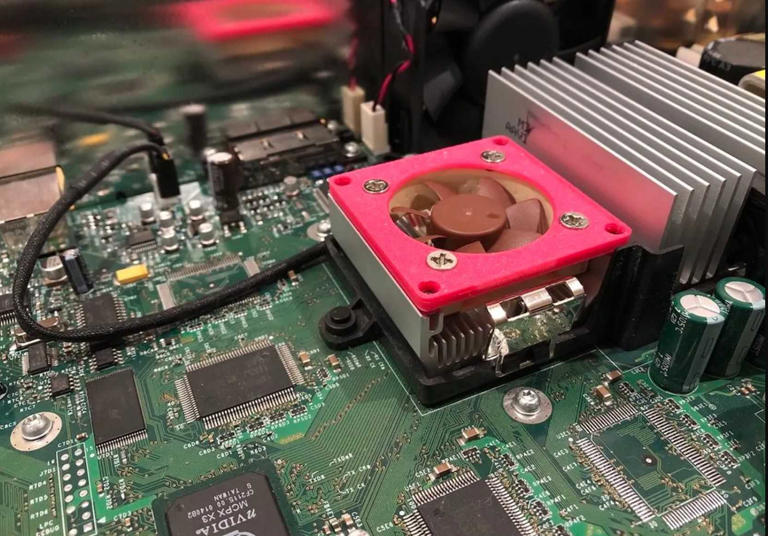 A fan adaptor for XBOX attached to the GPU