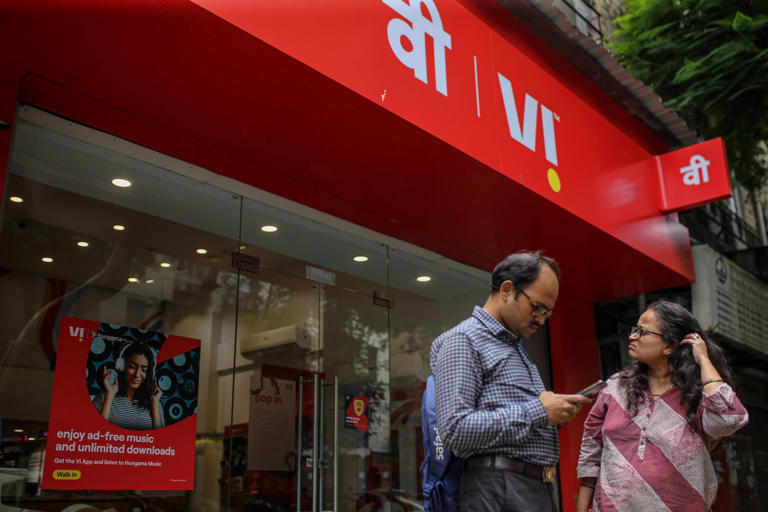 A Vodafone Idea Ltd. store in Mumbai, India, on Wednesday, Aug. 3, 2022. The South Asian nation sold spectrum, including 5G airwaves, worth 1.5 trillion rupees ($19 billion) across multiple bands, India’s telecom minister Ashwini Vaishnaw told reporters in New Delhi on Monday, confirming the government’s forecast of a record collection. Source: Bloomberg