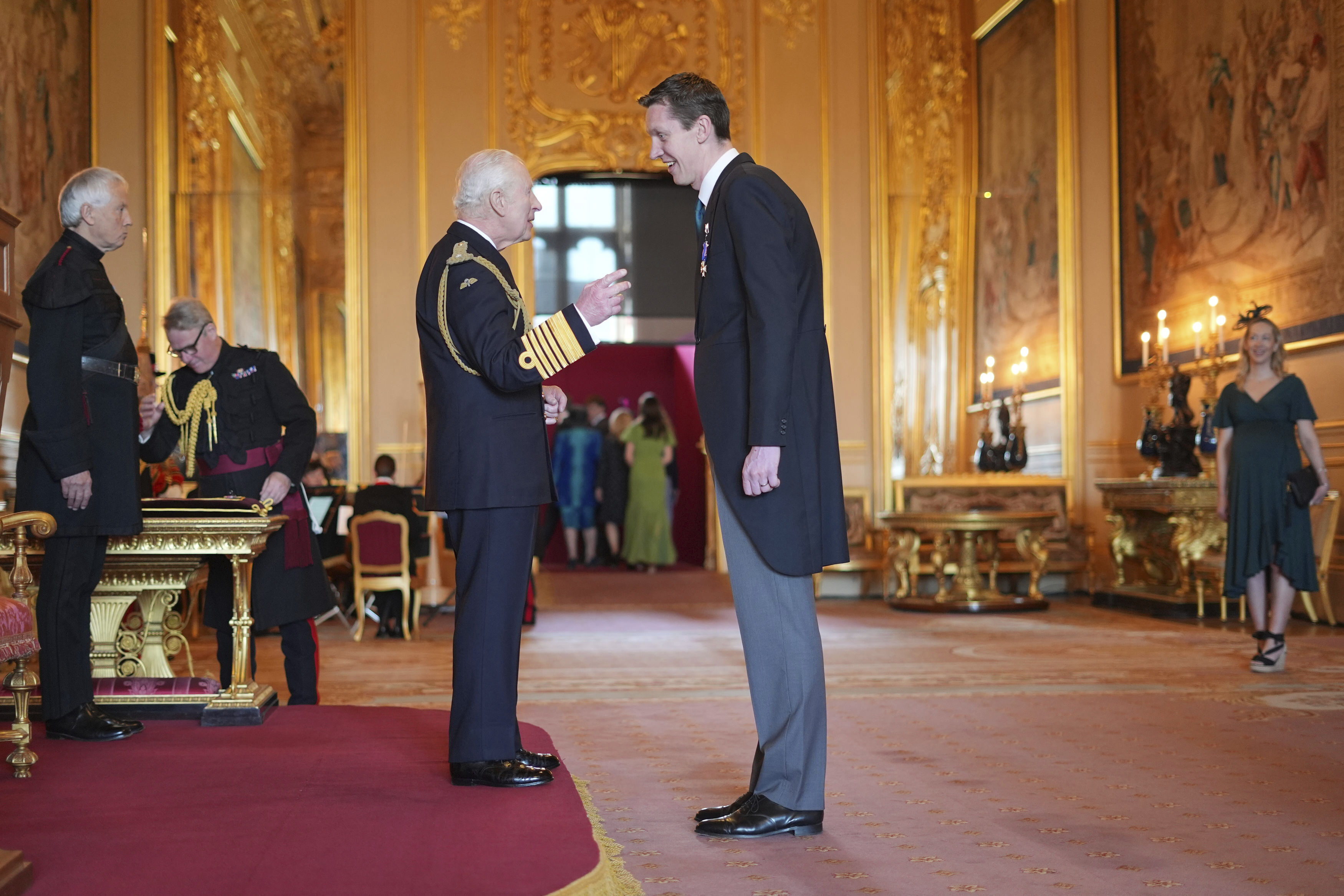 King Charles III returns to work following hospitalization for cancer(00)