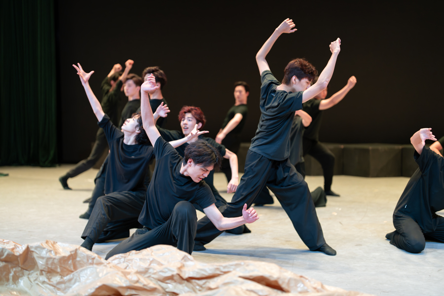 ��Ӱ�赸ʫ�硶�Ϻ�֮�⡷�¾��Ϻ������ߣ�ÿһ��ƽ���˶���һ����