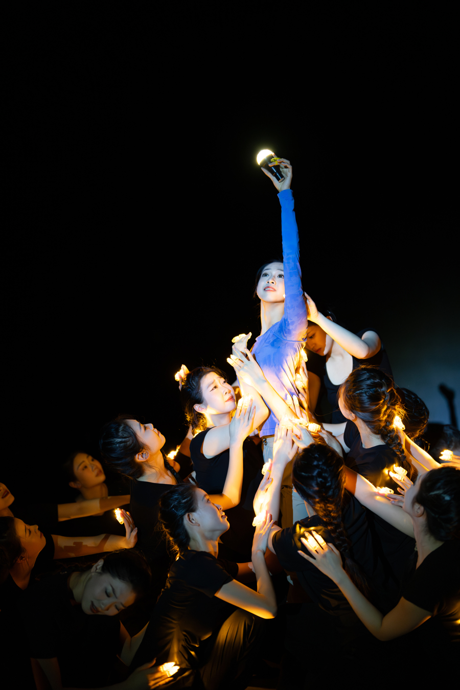 ��Ӱ�赸ʫ�硶�Ϻ�֮�⡷�¾��Ϻ������ߣ�ÿһ��ƽ���˶���һ����