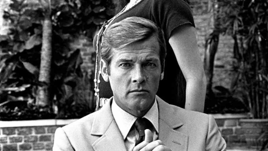 Roger Moore and Jane Seymour take a break during filming of the James Bond film 'Live and Let Die' | Anwar Hussein/Getty Images