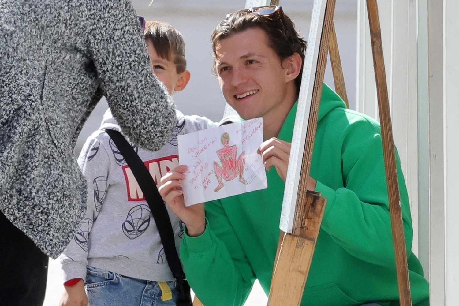 Tom Holland Gifted a SpiderMan Sketch from Young Fan While on Break(00)