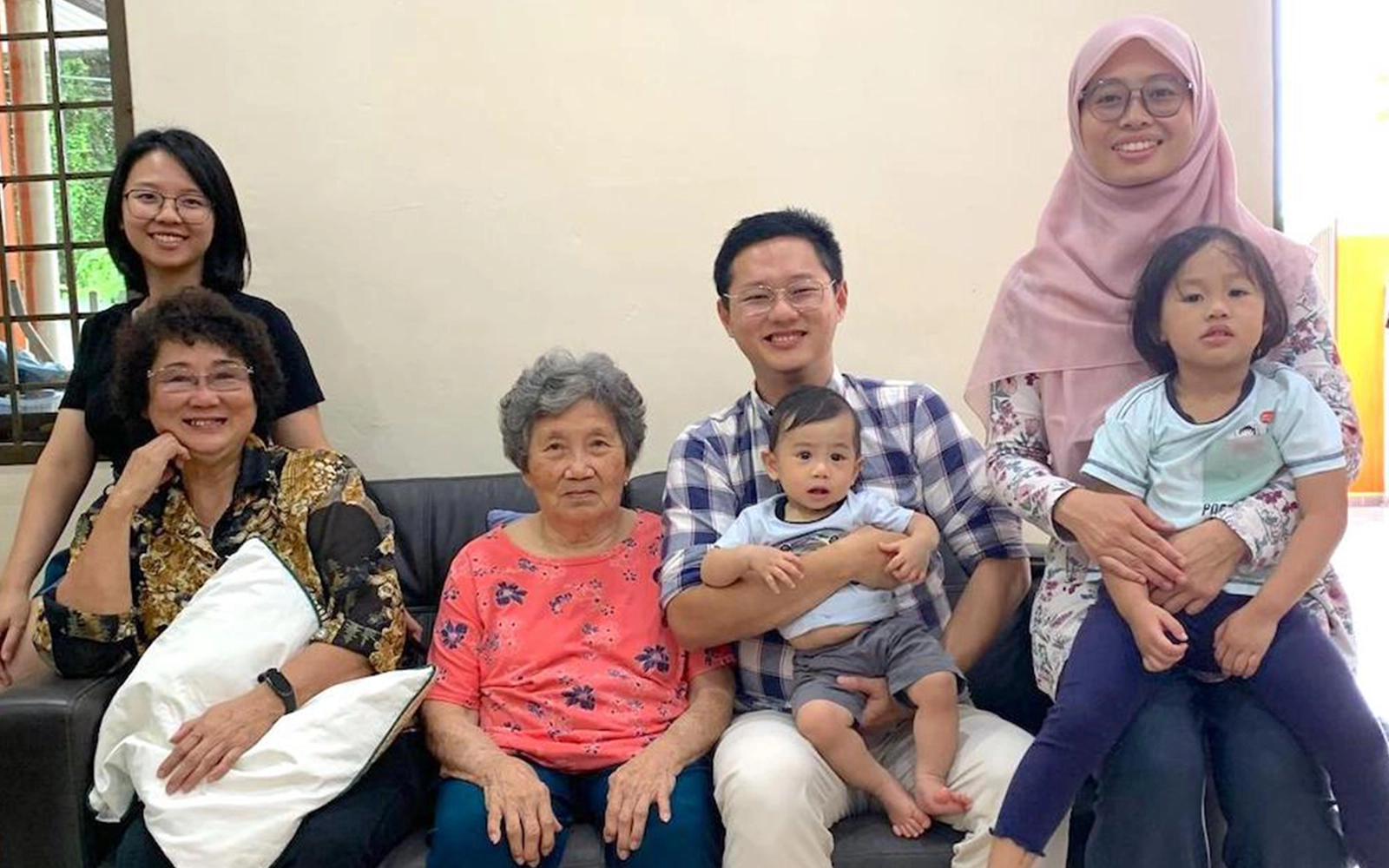 Та Хонн Ю и его жена Махфузатул радостно отмечают свои праздники с дорогими членами семьи. (Та Хонн Ю фото)