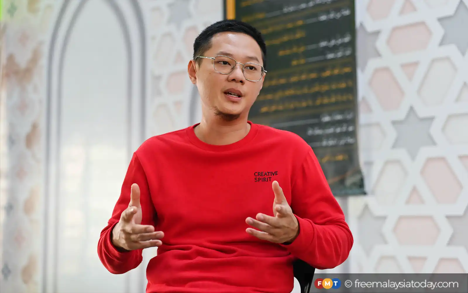 Та отмечает, что в Исламе нет принуждения к изменению своего первоначального имени, если это не противоречит исламским принципам.