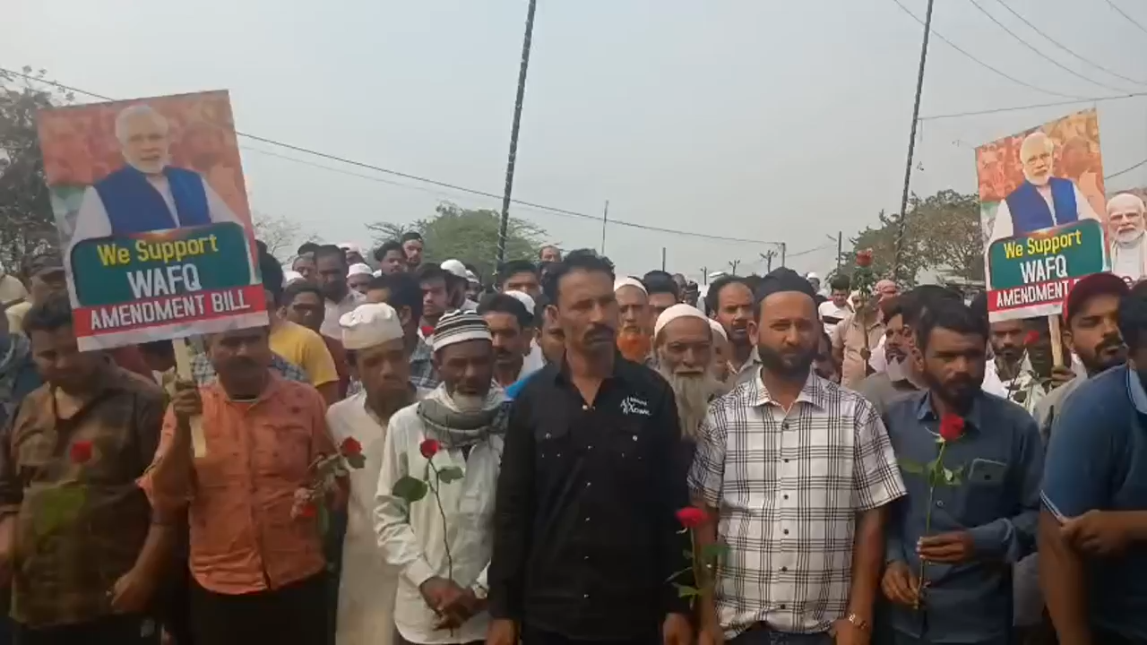 Muslim women came out on the streets wearing burqa in support of Waqf Bill, waved posters of 'Thank you Modi ji'