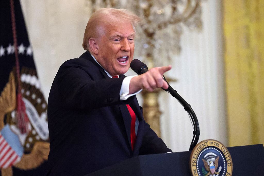 El presidente lleva meses prometiendo imponer lo que él llama aranceles “recíprocos”, que, según él, corregirán años de comercio “injusto” en el que otros países han estado “estafando” a Estados Unidos”.