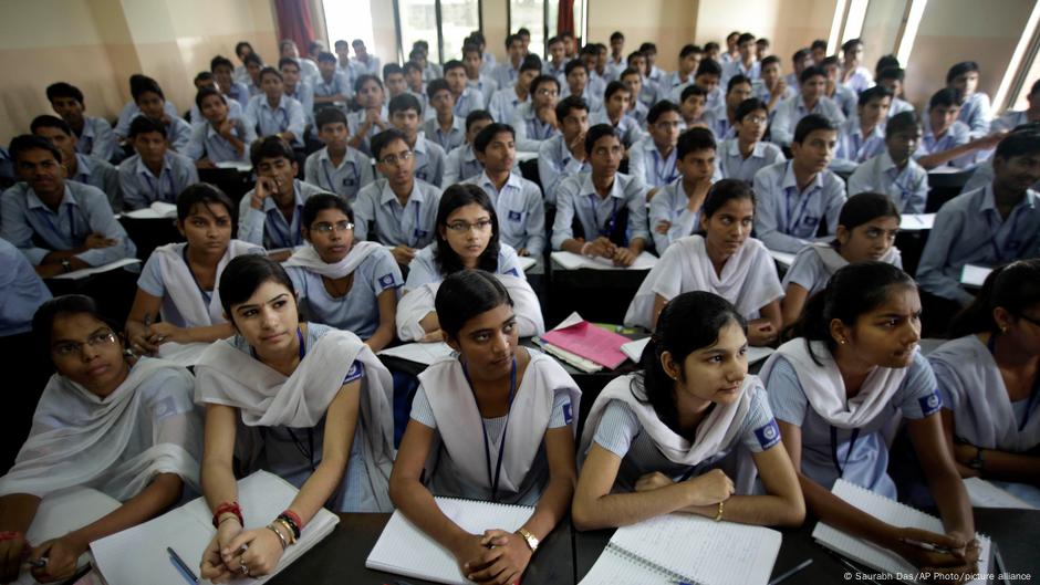 Студенты готовятся к сдаче высококонкурентного экзамена Индийских технологических институтов (IIT)